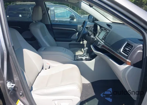 2015 Toyota Highlander Limited Platinum V6 z USA, uszkodzony, nr VIN 5TDYKRFH6FS117070